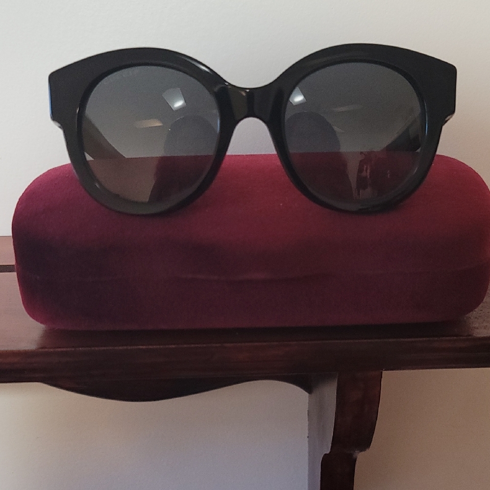 New Gucci Sunglasses with Crystals. Comes with case dust bag and cleaning cloth